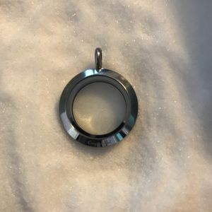 Origami Owl Jewelry - Origami Owl Medium Locket With Crystal Twist Face Origami Owl Jewelry - Origami Owl Medium Locket With Crystal Twist Face